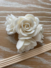 Cargar imagen en el visor de la galería, Small White Sola Flower