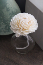 Cargar imagen en el visor de la galería, White Sola Flower
