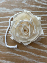Cargar imagen en el visor de la galería, White Sola Flower
